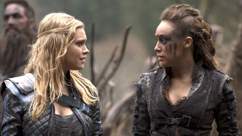 Eliza Taylor (left) and Alycia Debnam-Carey in The 100 (Photo: The CW)
